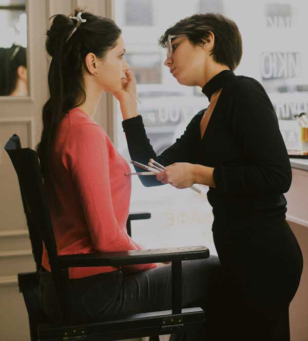Makeup artist applying makeup at Sarvixo salon